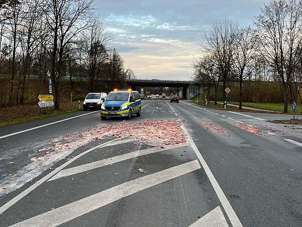 Sogenanntes Deckelfett verschmutzt die Gütersloher Straße. Während der Reinigung sperrt die Polizei sie. - © Kreispolizeibehörde