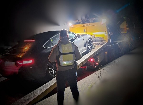 Die bei dem Zugriff in Paderborn sichergestellten Luxusautos wurden noch in der Nacht des Einsatzes abtransportiert. - © Polizei Paderborn
