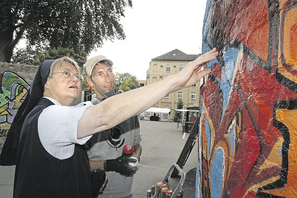 Interessierte Auftraggeberin: Schwester Maria Wandt schaut sich zusammen mit Denis Kelle aus Bielefeld dessen Kunstwerk an. - © Andreas Götte