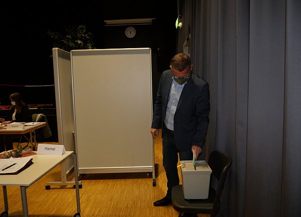 CDU-Fraktionsvorsitzender Dirk Raddy bei der geheimen Abstimmung über die Hüllhorster Beigeordnetenstelle in der Ratssitzung. - © Kirsten Tirre