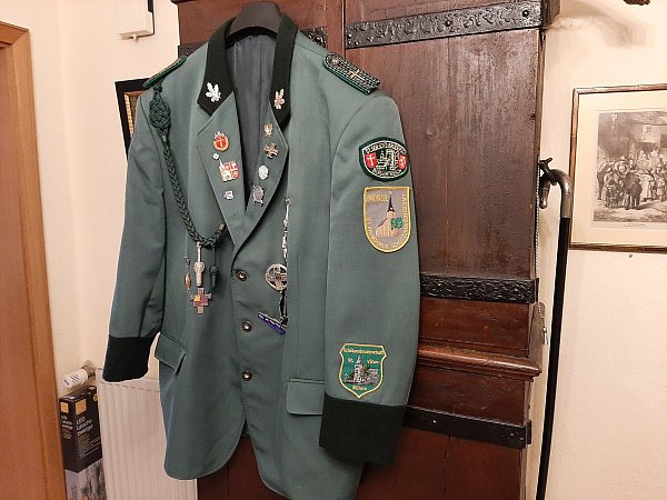 Das Schützenjacket hängt am Schrank: Das Schützenwesen verbinde und schaffe Netzwerke, sagt Lütkefend. "Im Bund der historischen Schützen sogar europaweit." - © Dieter Scholz