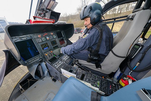 So sieht es im Cockpit von Rettungshubschrauber "Christoph 13" aus.

Bundespolizei-Pilot Rodja Steinert hat dort Platz genommen. - © Andreas Zobe