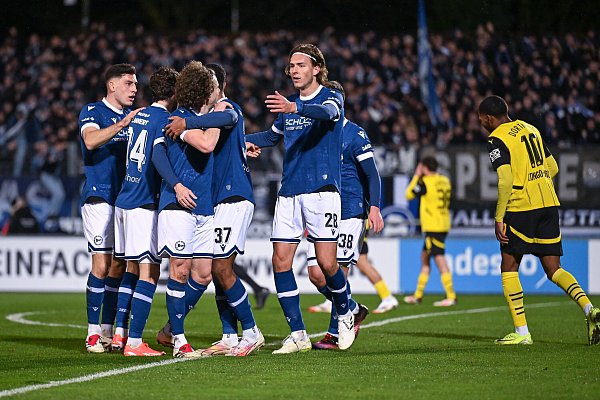 Arminias Bielefelds Christopher Lannert, Mael Corboz und Noah Sarenren Bazee freuen sich über das Tor zum 1:0 gegen Dortmund II. - © Teresa Kroeger