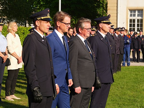 Kreisbrandmeister Stephan Reckhaus (v. l.), Carsten Linnemann, Michael Dreier und Ludger Schmidt , Leiter der Feuerwehr Paderborn, nehmen den Großen Zapfenstreich ab. - © Ralph Meyer