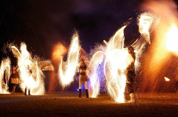 "Danse Infernale": Die Feuershow bietet eine spektakuläre Show und artet mit Funken, Flammen und Feuerkreisen auf. - © Veranstalter