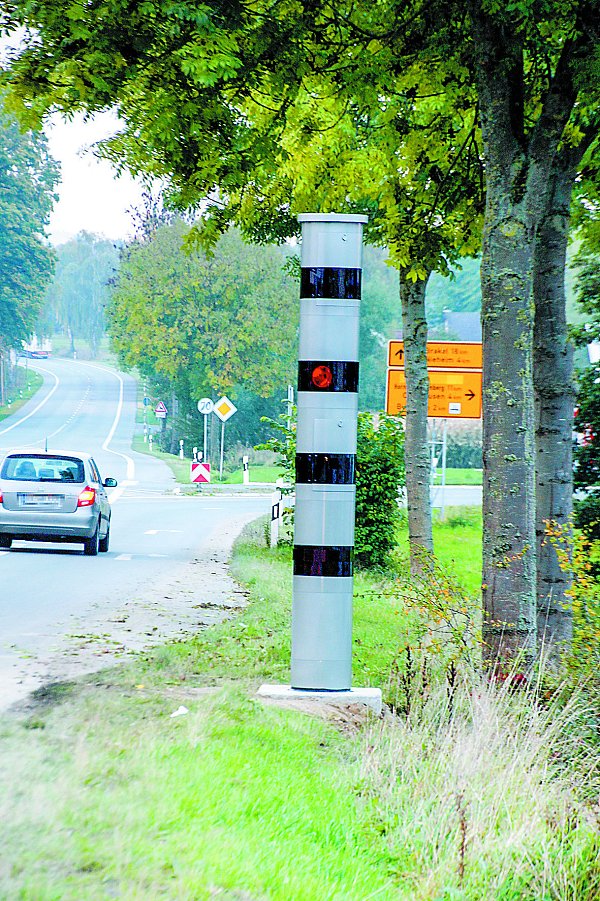 Kontrolliert die Autofahrer: Die neue Messsäule an der Bundesstraße 252 wurde gestern aufgebaut. - © Madita Schellenberg