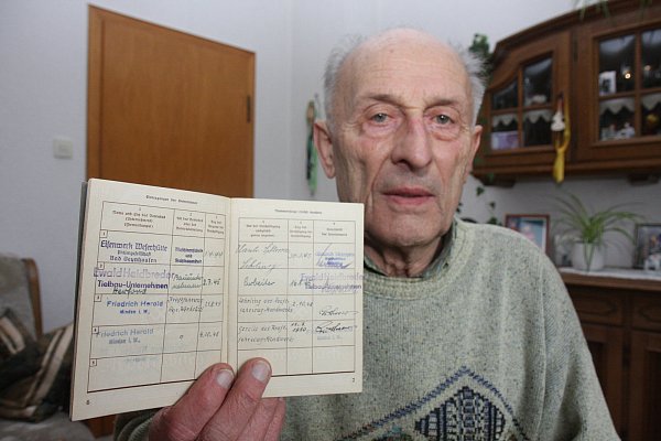 Arbeitsnachweis: Die erste Arbeitsstelle war für Gerhardt Horstmann die Weserhütte. Dort arbeitete er, als am Karfreitag 1945 die Bomben fielen. - © Foto: Nis