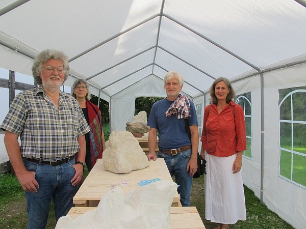 Die Teilnehmer des Steinbildhauerei-Kurses (v. l.) Hans Teut, Adelheid Kreher und Günter Kreher schufen unter der Anleitung von Sylvia Middel (rechts) kunstvolle Steinskulpturen. - © Jette Momberg
