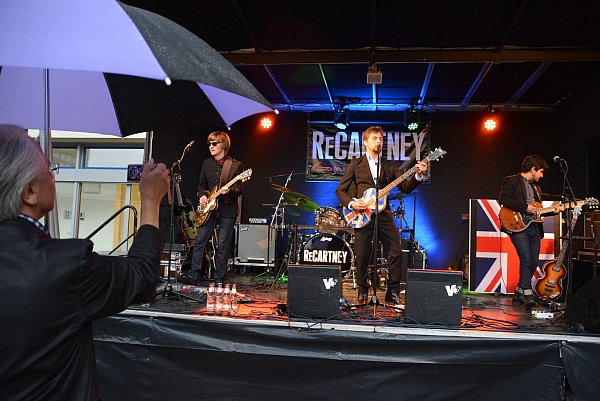 Rocken die Bühne: Die vier Musiker der Band „ReCartney – The Paul McCartney & Beatles Tribute Band“ haben die Klassiker der britischen Band mitgebracht. - © Karin Prignitz