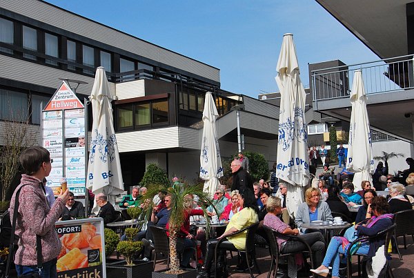 Platz an der Sonne: Nicht nur die Eiskreationen, auch die frühlingshaften Temperaturen bis zu 20 Grad genießen zahlreiche Besucher zum ersten verkaufsoffenen Sonntag in Bad Driburg. - © Helga Krooß