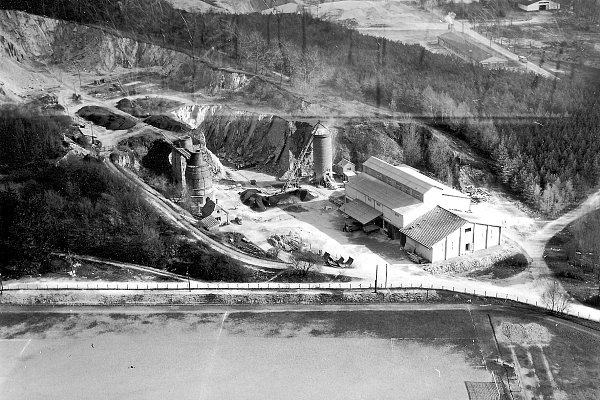 Bergbaugeschichte: Im Tagebau wurde in Oerlinghausen in früheren Jahren Kalkstein abgebaut. Das Kalkwerk am Barkhauser Berg lieferte bis in die 90er Jahre Baumaterial für Häuser und Straßen. Das Foto stammt aus dem 50er Jahren. Repro: Horst Biere / Quelle: NABU - © bi