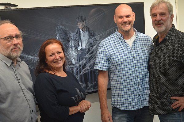 Digitales beim Kunstverein: (v. l.) Heiko Nowack, Alexandra Sucrow, Uwe Meiners und Wolfgang Brenner vor einem Bildschirm, auf dem ein ausgesuchtes Video zu sehen ist. - © Dietmar Gröbing