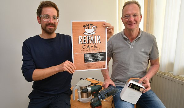 Nicolas Witschorek und Hubertus Abraham vom Kreis Höxter, freuen sich, dass das Repair-Café in Brakel wieder regelmäßig öffnet. Dort bekommen defekte Geräte eine zweite Chance. - © Kreis Höxter