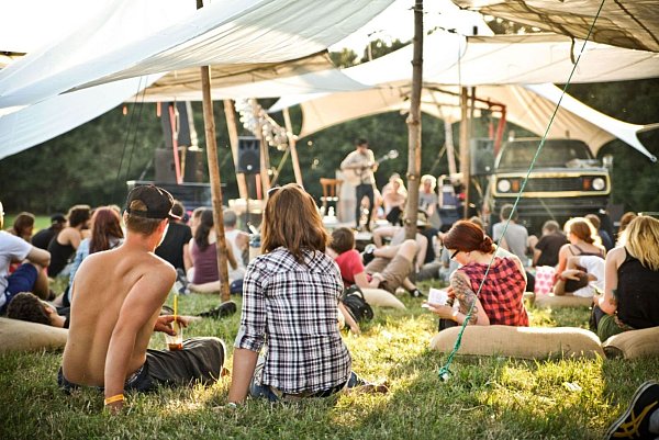 Chillen im Sonnenschein bei den Liedern der Singer-Songwriter wird im "Sonnensystem" genossen". - © Quelle: JFK Stemwede