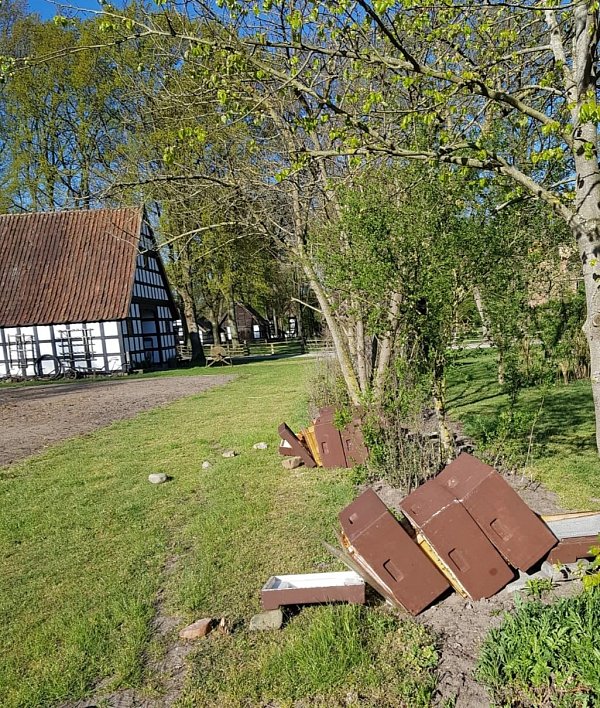 Unbekannter haben in der Nacht zu Sonntag die Bienenstöcke auf dem Rahdener Museumshof zerstört. - © Stadt Rahden