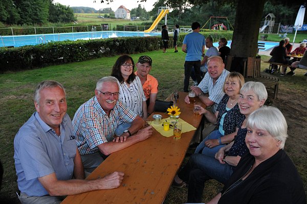 Unterhalten sich gut: Wolfgang Klusmann (v.l.), Wolfgang Beckmann, Corinna Witte, Olaf Witte, Udo Witte, Annegret Witte, Agi Beckmann und Lianne Haubrock beim Freibadfest.

Foto: Stefanie Boss - © STEFANIE BOSS