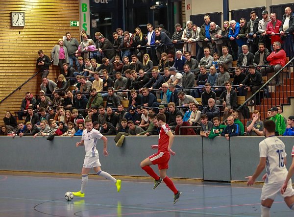 Publikumsmagnet: Die Hallenfußball-Stadtmeisterschaften zogen auch in ihrer jüngsten Auflage viele Zuschauer in die Hallen. - © Andreas Zobe