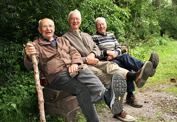 Die Männer der ersten Stunde: Karl Nagel (81, v. l.) und Erhard Fischer (79) aus Bühne sowie Adalbert Burgard (80) aus Rösebeck sind die ältesten aktiven Wanderer. - © Wanderverein Borgentreich
