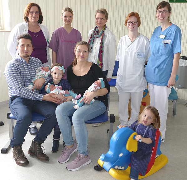Freude über die Drillingsgeburt: Christine Schmücker, Lena Steinbeck, Angelika Brand, Karin Koch, Viola Schäfers sowie die Eltern Wadim und Elena Wir mit ihren Töchtern, denen extra ein „Schwestern-Outfit“ geschneidert wurde. - © St. Vincenz-Krankenhaus/Hoppe