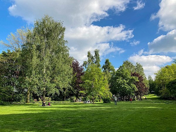 Der Herforder Aawiesenpark mit seinen Wiesen lädt zum Picknicken ein. - © Yvonne Gottschlich