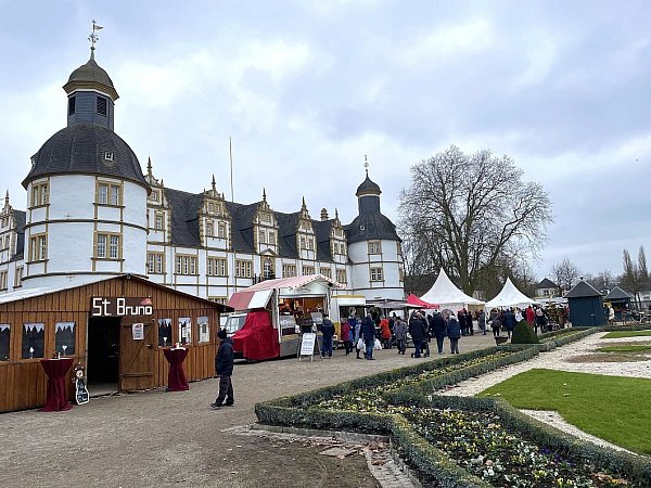 Der traditionelle Weihnachtsmarkt in Schloß Neuhaus findet vor malerischer Kulisse statt. - © Lea Sasse
