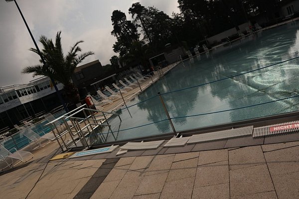 Der Austausch von defekten Fliesen ist im Thermal-Freibad bereits Routine. - © Klaus Karenfeld (Archivfoto)