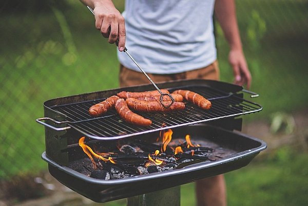 Grundsätzlich sind das private Grillen und das Grillen an ausgewiesenen Grillplätzen an Pfingsten erlaubt - doch es gibt Ausnahmen. - © Symbolbild/Pixabay
