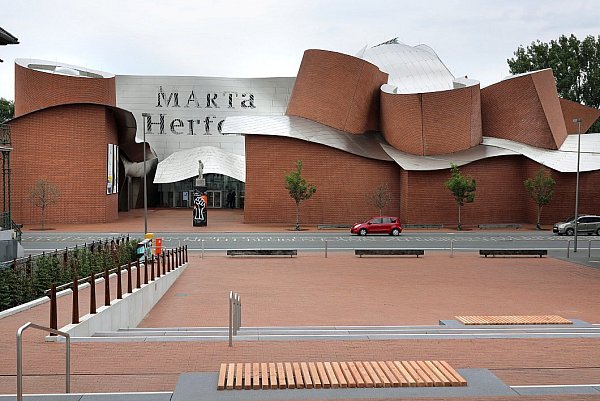 Das Marta Herford begeistert als Museum für zeitgenössische Kunst in Ostwestfalen-Lippe mit seiner vielfältigen Sammlung und spannenden Ausstellungen. - © Frank Michael Kiel-Steinkamp