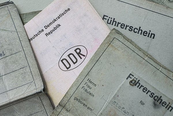 Alte Lappen ausrangiert: Führerscheine in der EU müssen nach gestaffelten Fristen umgetauscht werden. - © Wolfram Kastl/dpa/dpa-tmn