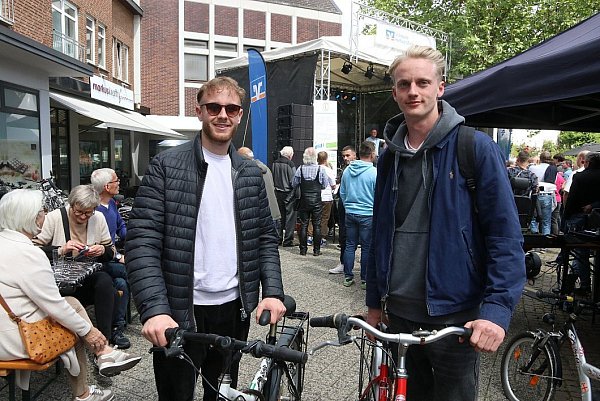 Nils (22) und Jonas (21) haben spontan entschlossen, zwei Fahrräder für den Heimweg für jeweils einen Euro zu ersteigern. - © Claus Frickemeier