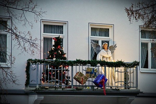 Bei weihnachtlicher Balkon-Deko gilt: sie muss gut befetigt sein. - © Pixabay