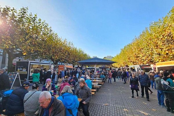 Am ersten November-Wochenende erwartet alle Einheimischen und Gäste der Stadt mit dem „Herbstglühen“ wieder das beliebte Street-Food-Festival und ein verkaufsoffener Sonntag. - © Stadtmarketing Holzminden GmbH