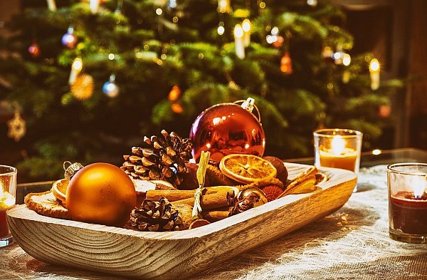 Lichterketten, Weihnachtskugeln, Tannenzweige: Bei der Gestaltung ihrer Wohnug haben Mieter viel Spielraum. - © Pixabay