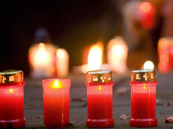 Grabkerzen leuchten den Weg zur Halloween-Party auf dem Meierhof Rassfeld in Gütersloh. - © Symbolbild:epd