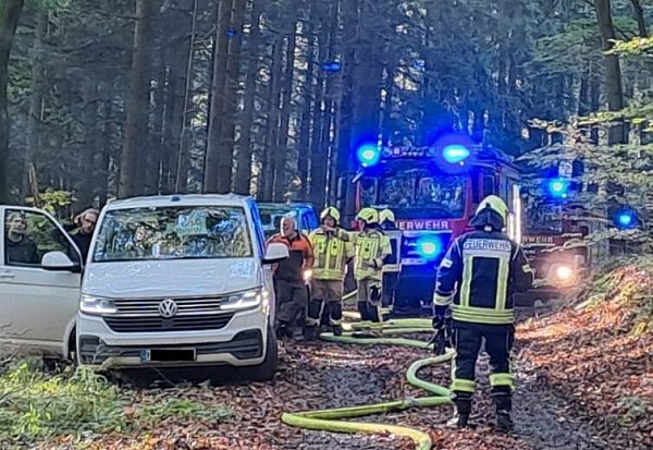 An der Einsatzstelle angekommen brannte das Fahrzeug der Marke Mercedes bereits lichterloh. - © Feuerwehr Borgholzhausen