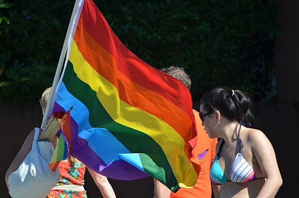 Regenbogen-Fahnen und bunte Accessoires gehören auf dem Christopher Street Day dazu. - © Pixabay/Symbolbild