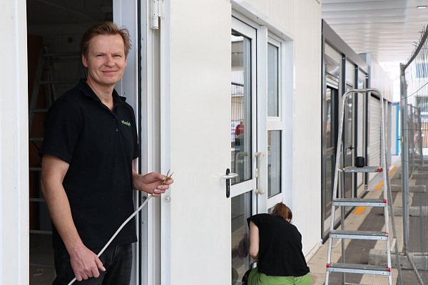 Fotos vor der Schließung des Bahnhofsgebäudes am Montag, 2. August 2021. Christian Schenke, Betreiber des Bahnhofskiosks, bereitet den Container vor, in dem ab Montag verkauft wird. - © Holger Kosbab