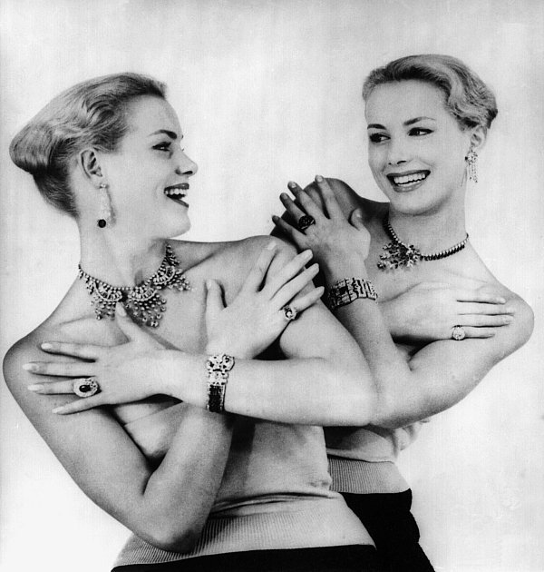 Reich behängt mit Schmuck lachen sich die deutschen Zwillinge Alice und Ellen Kessler an - aufgenommen am 5.10.1956 im Pariser Lido. - © picture alliance / dpa
