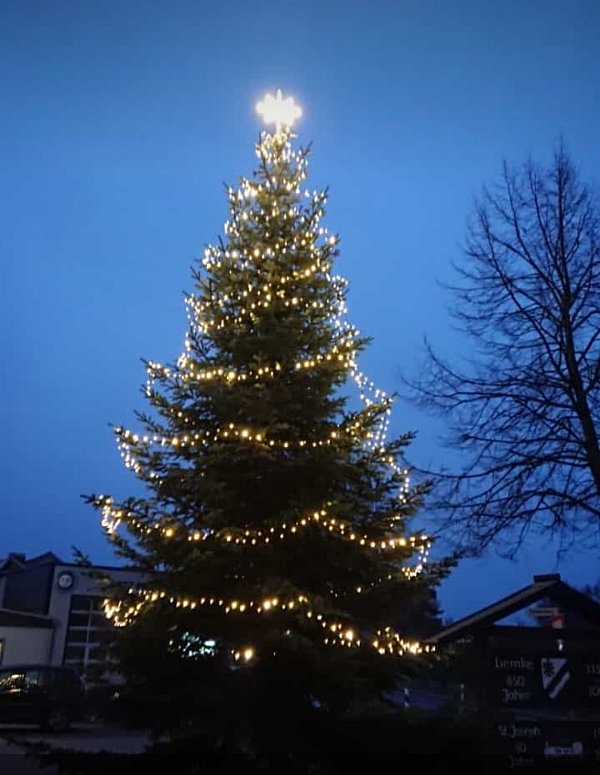 Der Weihnachtsbaum leuchtet mit neuem Stern. - © Arbeitskreis Brauchtum