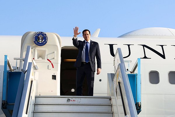 US-Außenminister Marco Rubio winkt beim Abflug von Israel nach Saudi-Arabien am Ben-Gurion-Flughafen in Tel Aviv. - © Evelyn Hockstein/Pool Reuters/AP