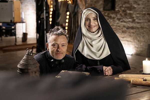 Katharina Thalbach als Gertrud II. zur Lippe und Regisseur Andreas Sawall. - © Hans Jakobi