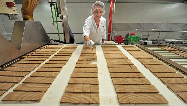 In der Produktionsstätte des Süßwarenherstellers August Storck KG sortiert eine Mitarbeiterin am Mittwoch (21.07.2010) in Ohrdruf in Thüringen die Knoppers-Waffeln. Mehr als 1000 Mitarbeiter produzieren an diesem Standort etwa 75 verschieden Produkte. Nach Unternehmensangaben könnte man mit einer Tagesproduktion der Knoppers-Waffeln alle Einwohner Berlins versorgen. - © picture alliance / ZB