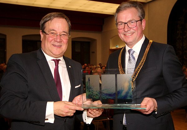 NRW-Ministerpräsident Armin Laschet (l.) und Bürgermeister Michael Dreier. - © Marco Schreiber