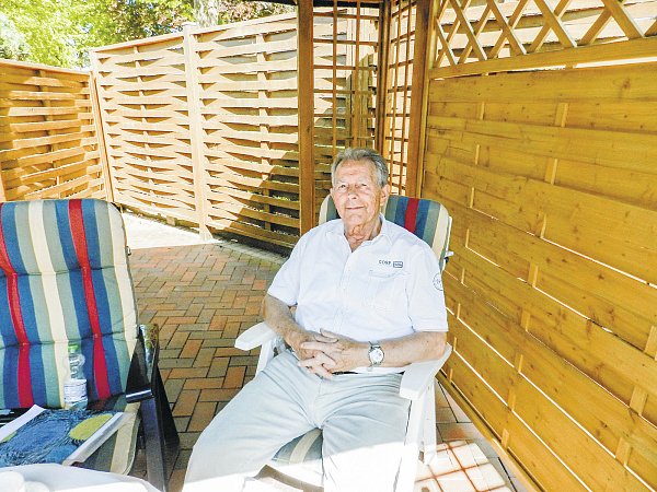 Zufrieden: Karl-Heinz Eckert genießt es es heute, gemütlich im Garten zu sitzen, nachdem er sich lange Jahre dem Fußball beim VfL Holsen und zuvor bei Eintracht Südlengern gewidmet hat. - © Thorsten Mailänder