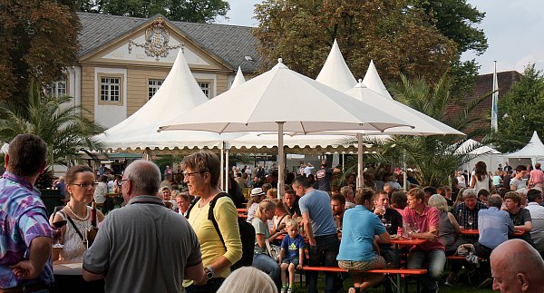 Das Weinfest am Schloss Neuhaus ist für Weinliebhaber der Region eine beliebte Tradition. - © Wolfgang Hofmann