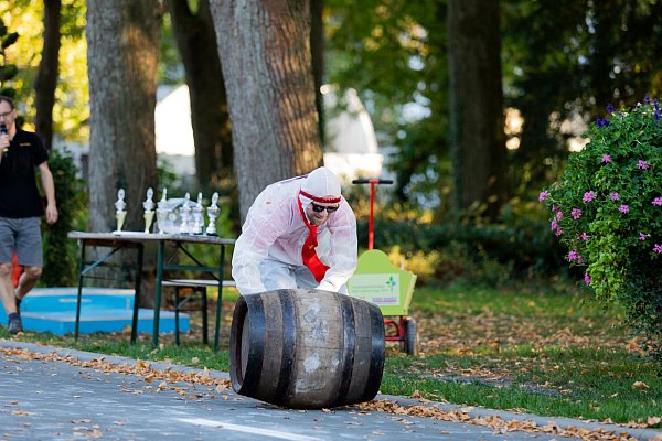 Lustig und sportlich: Das Bierfassrollen gehört zum Bad Lippspringer Stadtfest. - © 2018