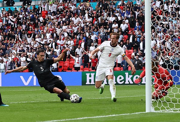 Mats Hummels (l) klärt vor Englands einschussbereiten Kane (M) und Keeper Manuel Neuer. - © Christian Charisius/dpa