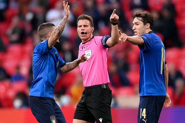 Schiedsrichter Felix Brych im Zwiegespräch mit den beiden Italienern Marco Verratti (l) und Federico Chiesa. - © Laurence Griffiths/Pool Getty/AP/dpa