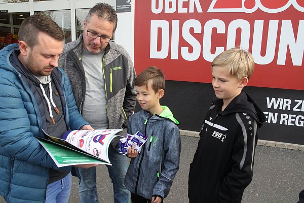Toll: Markus Rettberg (2.v.l.) und Emil sind begeistert von Sammelalbum und Sticker, die ihm Viktor und Laurenz Neugebauer vorstellen. - © Klaus Frensing