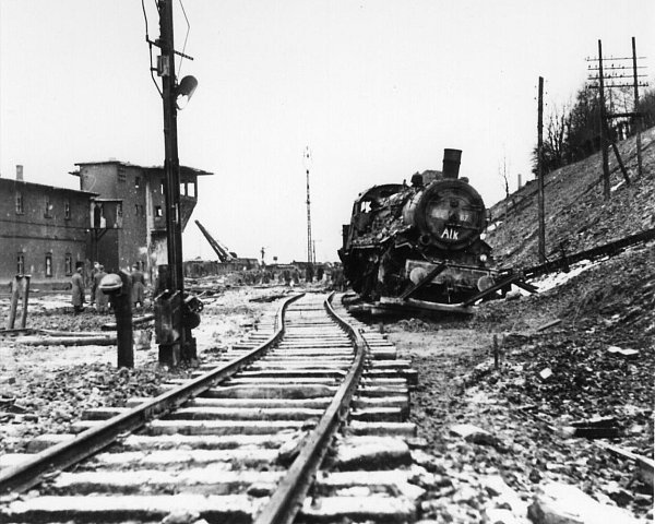 Beim ersten Angriff am 22. Februar wurde der Bahnhof ins Visier genommen. Auch schwere Dampfloks wurden dabei aus den Gleisen gerissen. - © Archiv Rudolf Koch